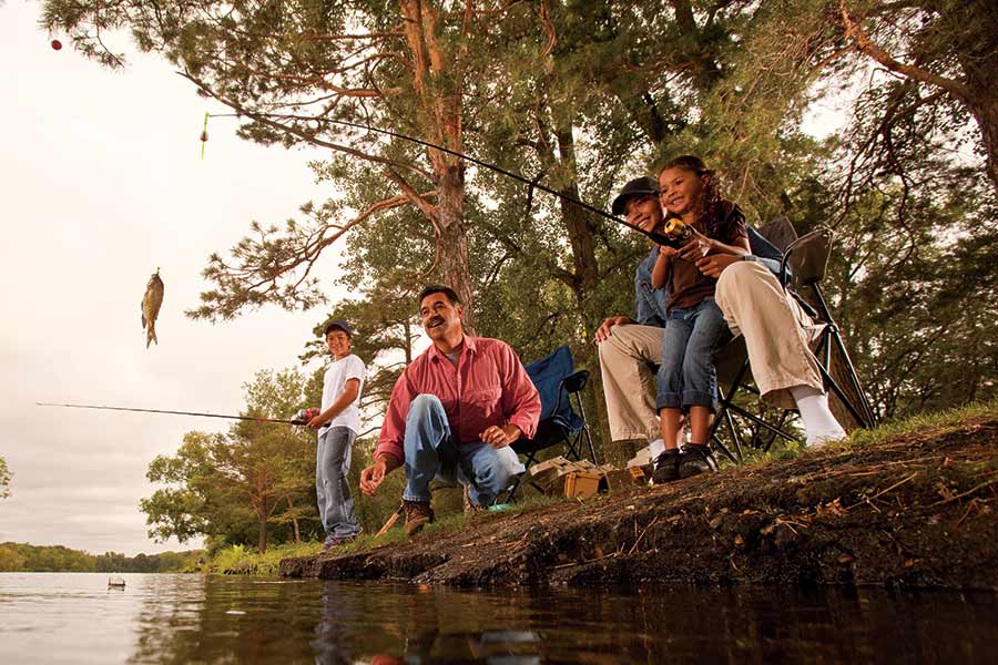 Familia pescando en un río