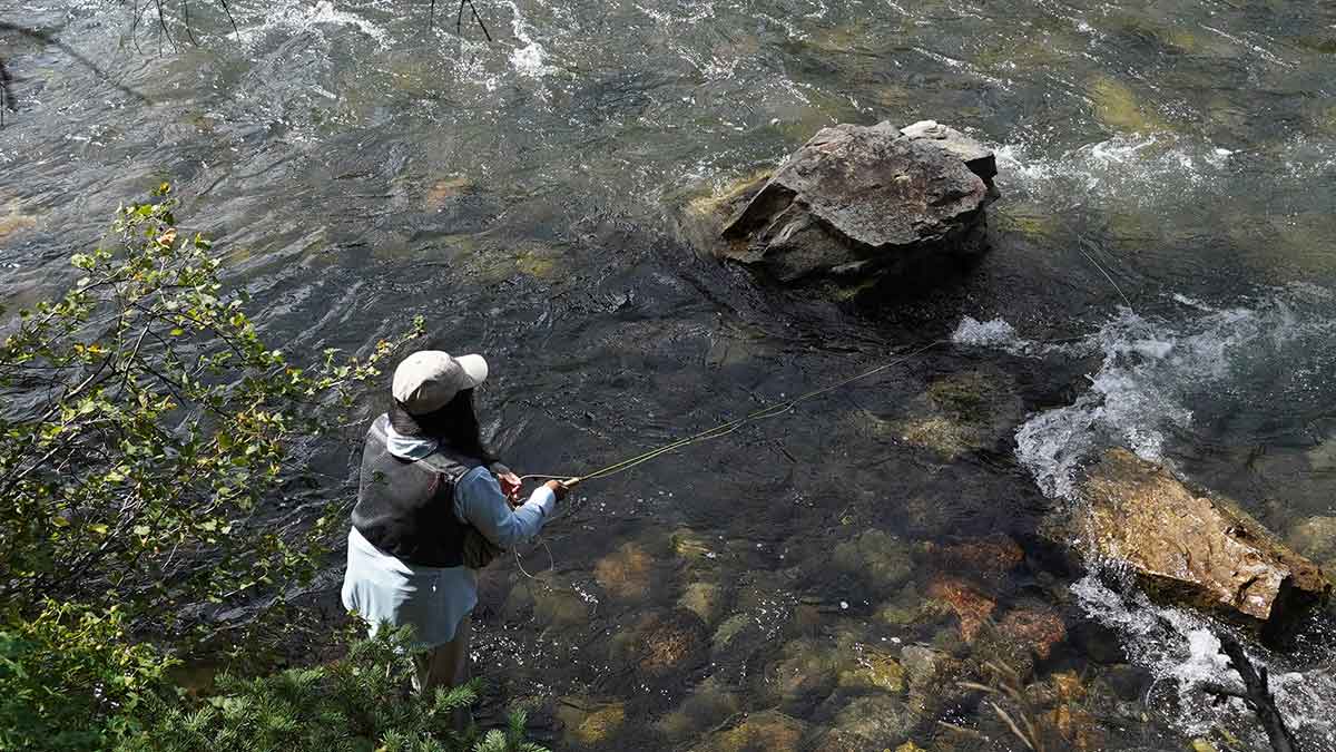 Rebeca Granillo tirando un sedal de pesca con mosca en el agua